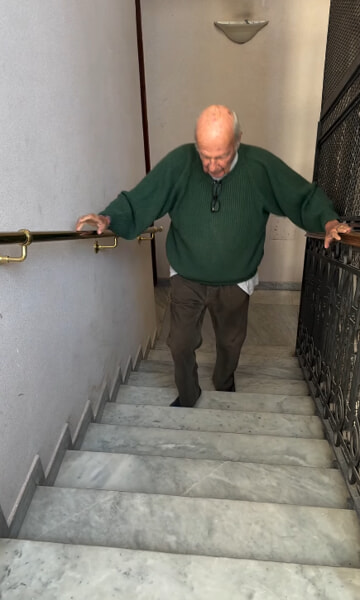 Nicola Carraro mentre sale le scale, foto da Instagram
