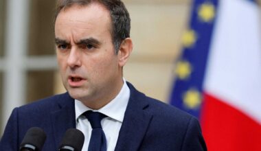 Macron baratta le pensioni con un premier