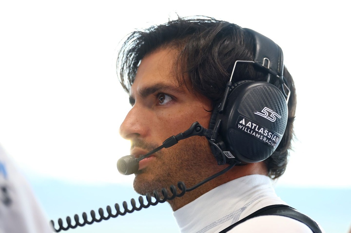 Sainz punge la FOM: "Esagera con le fidanzate e si perde le cose importanti"