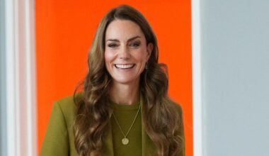 Kate Middleton ha svelato un trucco di stile per dare un twist al tailleur ed è facile da copiare