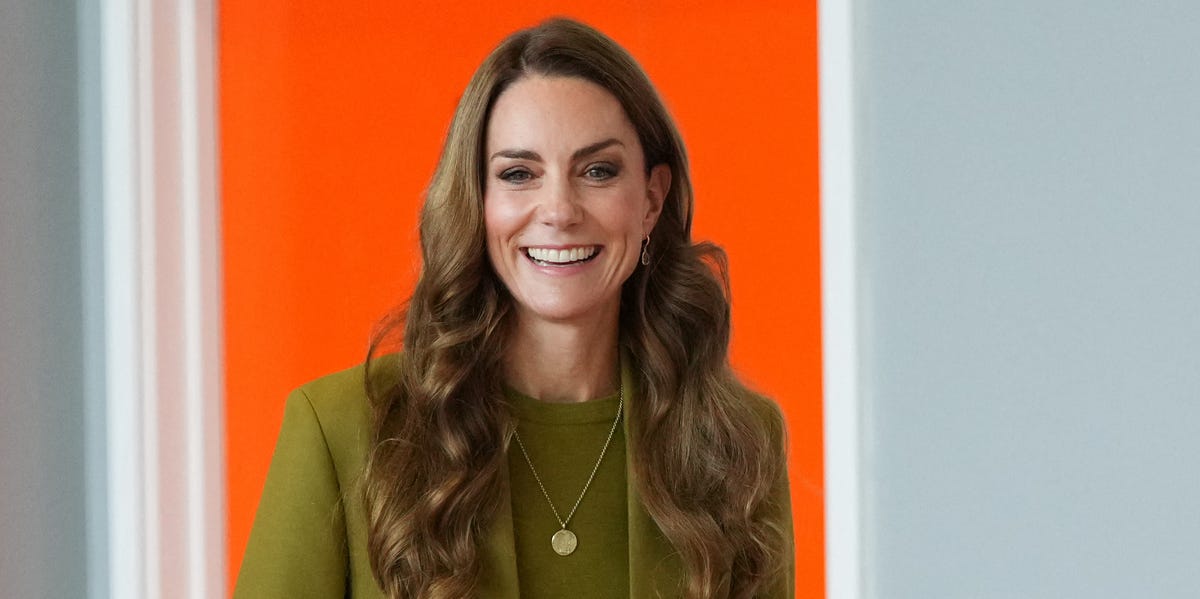 Kate Middleton ha svelato un trucco di stile per dare un twist al tailleur ed è facile da copiare