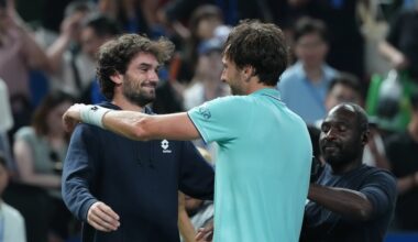 Il tennista francese Arthur Rinderknech, a destra, abbraccia il cugino, il monegasco Valentin Vacherot, dopo averlo raggiunto in finale al torneo Masters 1000 di Shanghai (AP Photo/Andy Wong)