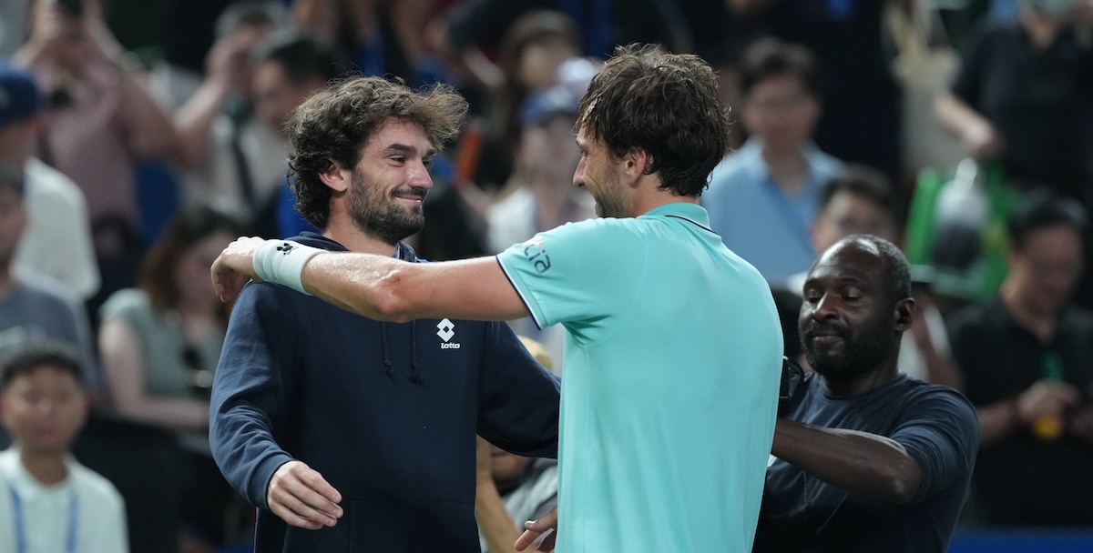 Il tennista francese Arthur Rinderknech, a destra, abbraccia il cugino, il monegasco Valentin Vacherot, dopo averlo raggiunto in finale al torneo Masters 1000 di Shanghai (AP Photo/Andy Wong)