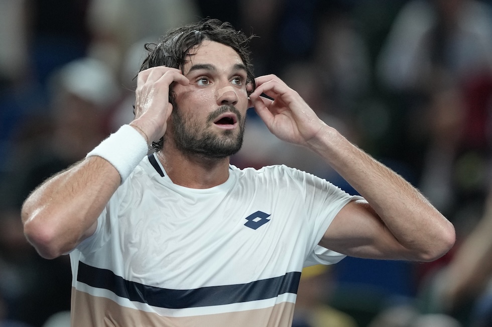 Il tennista monegasco Valentin Vacherot dopo aver battuto il serbo Novak Djokovic in semifinale (AP Photo/Andy Wong)