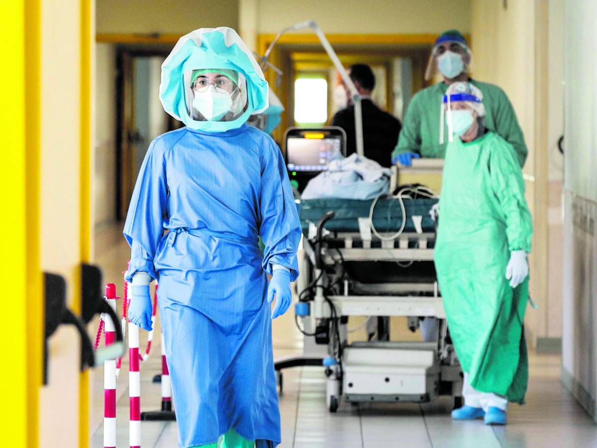 Appello di Pregliasco: "Fragili e over 60 si proteggano dal Covid" - il Giornale