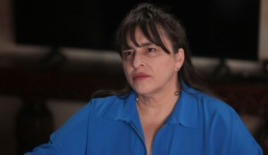 Esra Dermancıoglu (Hikmet) in una scena de La notte nel cuore