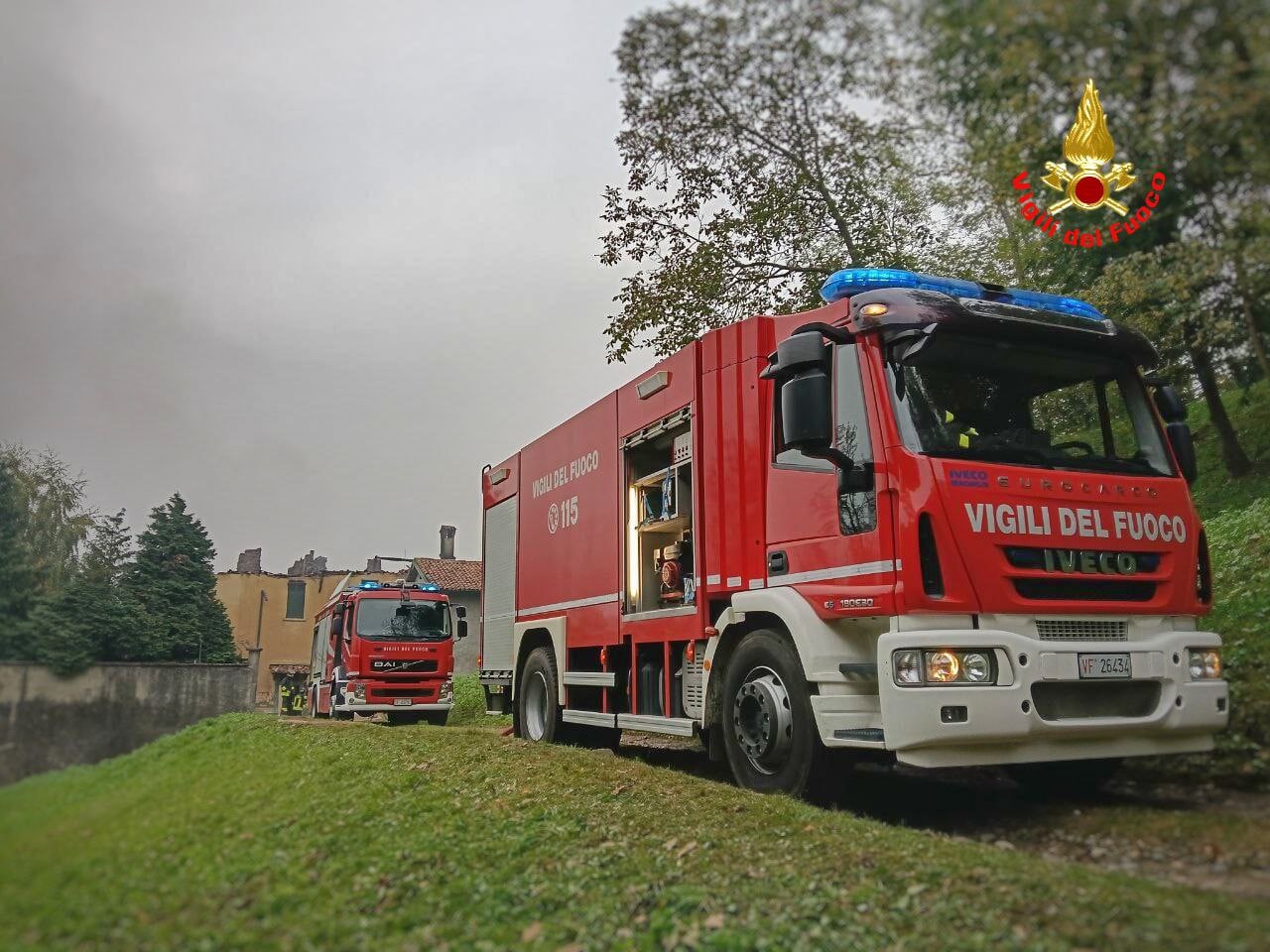 I vigili del fuoco impegnati nelle operazioni di messa in sicurezza anche nella giornata di domenica. (2)