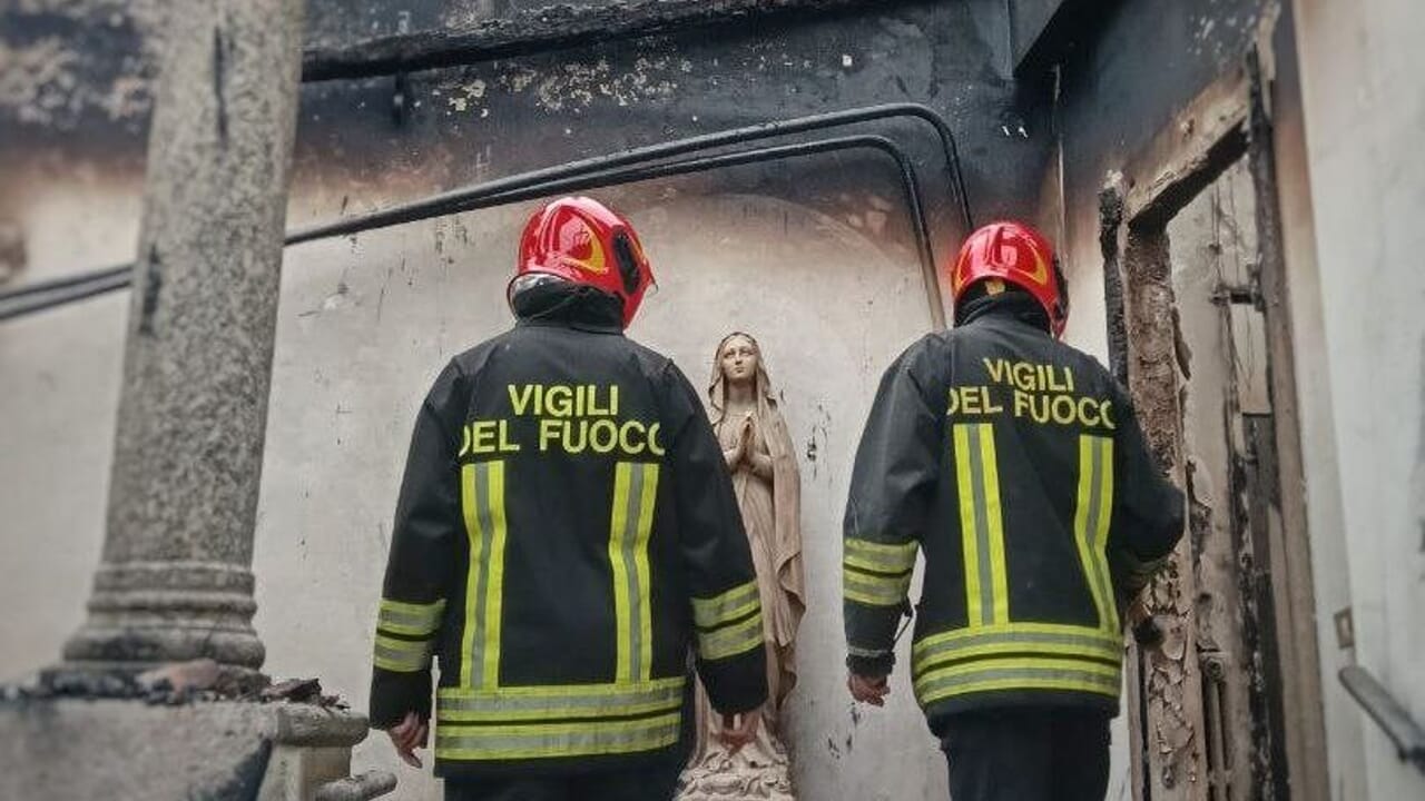 Le impressionanti immagini del rogo che ha devastato il monastero della Bernaga. Evacuate 21 suore