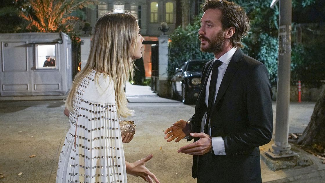Eda Ece (Yıldız Argun) e Sarp Can Köroğlu (Kemal Karaca) in una scena di Forbidden Fruit