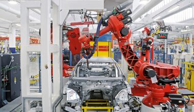 Crisi auto, scarsa domanda e concorrenza cinese: a rischio otto fabbriche europee