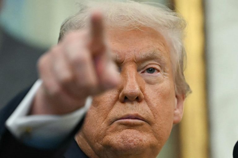 Donald Trump parla durante una conferenza stampa nello Studio Ovale della Casa Bianca a Washington, DC, il 15 ottobre 2025