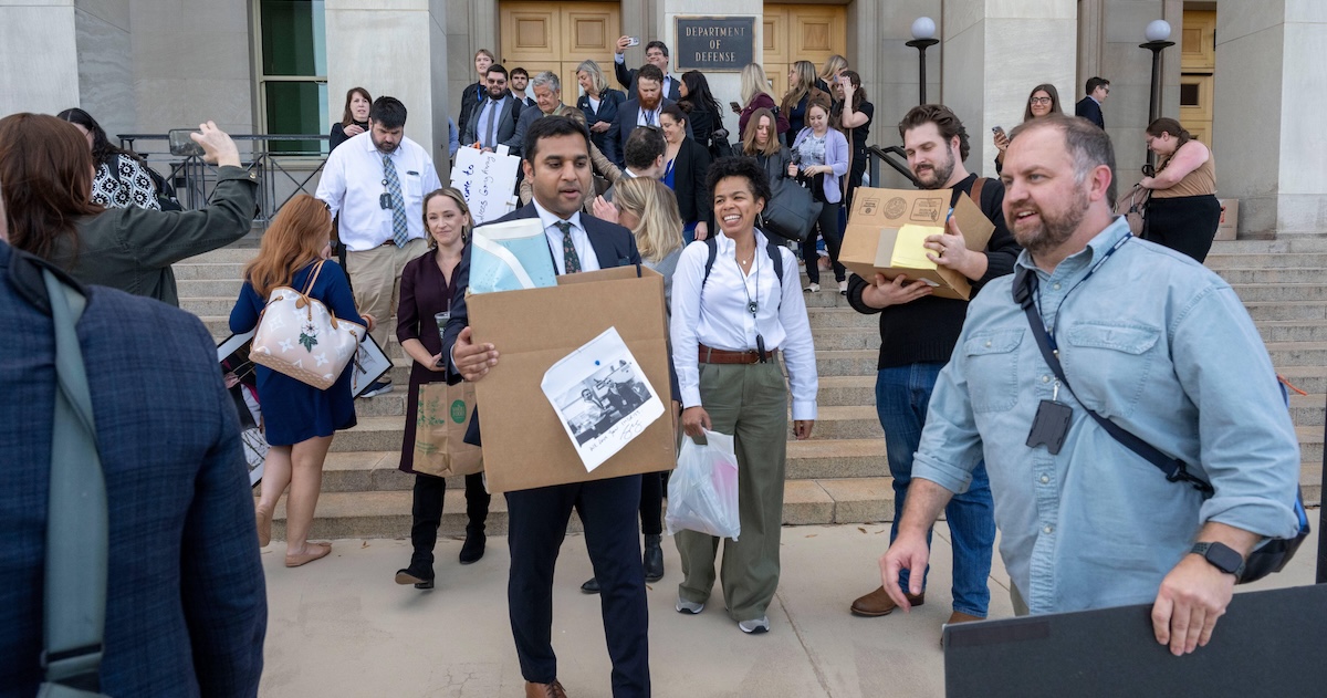 Decine di giornalisti hanno perso l'accesso al Pentagono per aver rifiutato le nuove regole del governo sulle comunicazioni con l'esercito