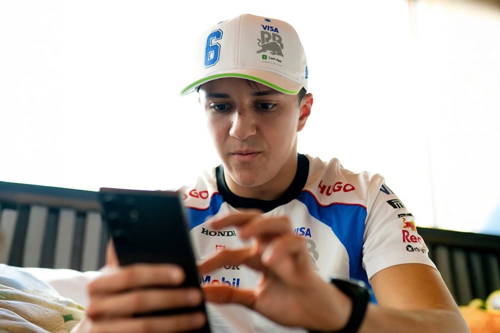 Isack Hadjar, Racing Bulls con Roberto Chinchero, giornalista Motorsport.com Italia