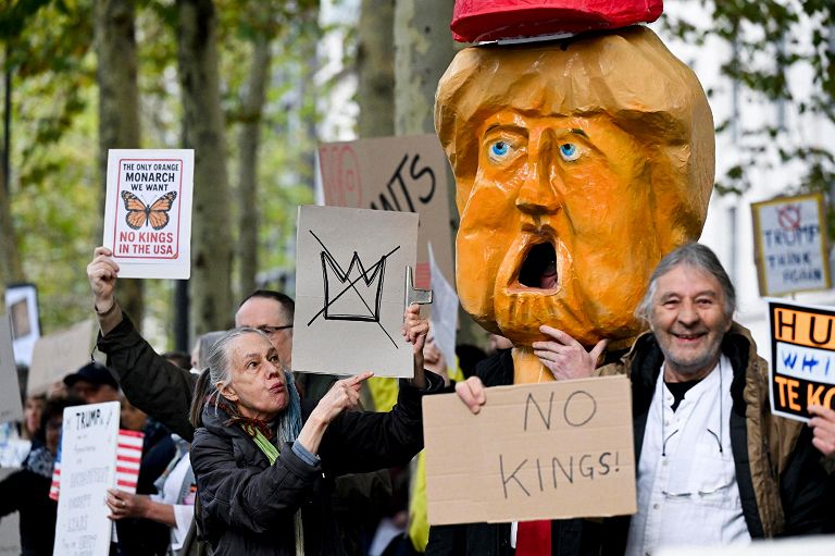 Persone partecipano a un raduno organizzato dai Democratici all'Estero in Belgio davanti all'ambasciata statunitense a Bruxelles, Belgio, 18 ottobre 2025