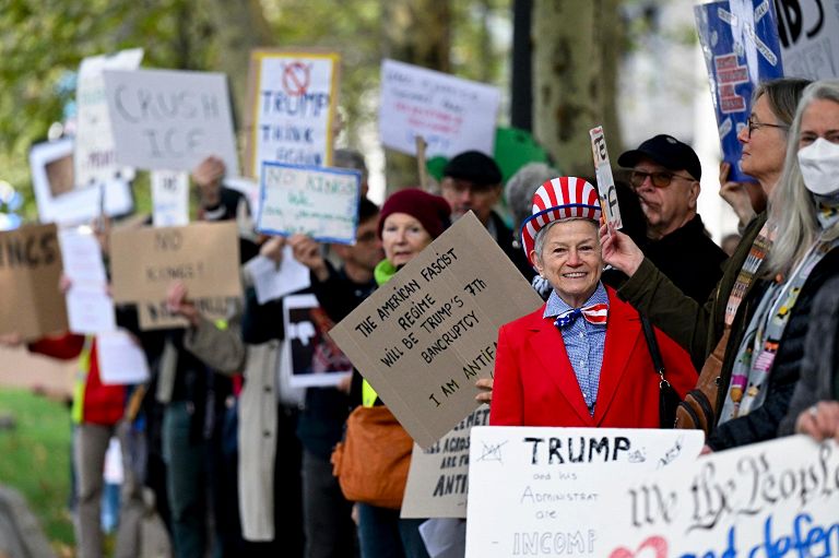 Persone partecipano a un raduno organizzato dai Democratici all'Estero in Belgio davanti all'ambasciata statunitense a Bruxelles, Belgio, 18 ottobre 2025