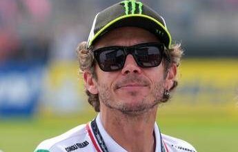 Valentino Rossi leggendario, trionfo a Indianapolis 17 anni dopo lo storico duello con Hayden