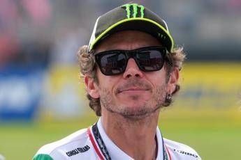 Valentino Rossi leggendario, trionfo a Indianapolis 17 anni dopo lo storico duello con Hayden