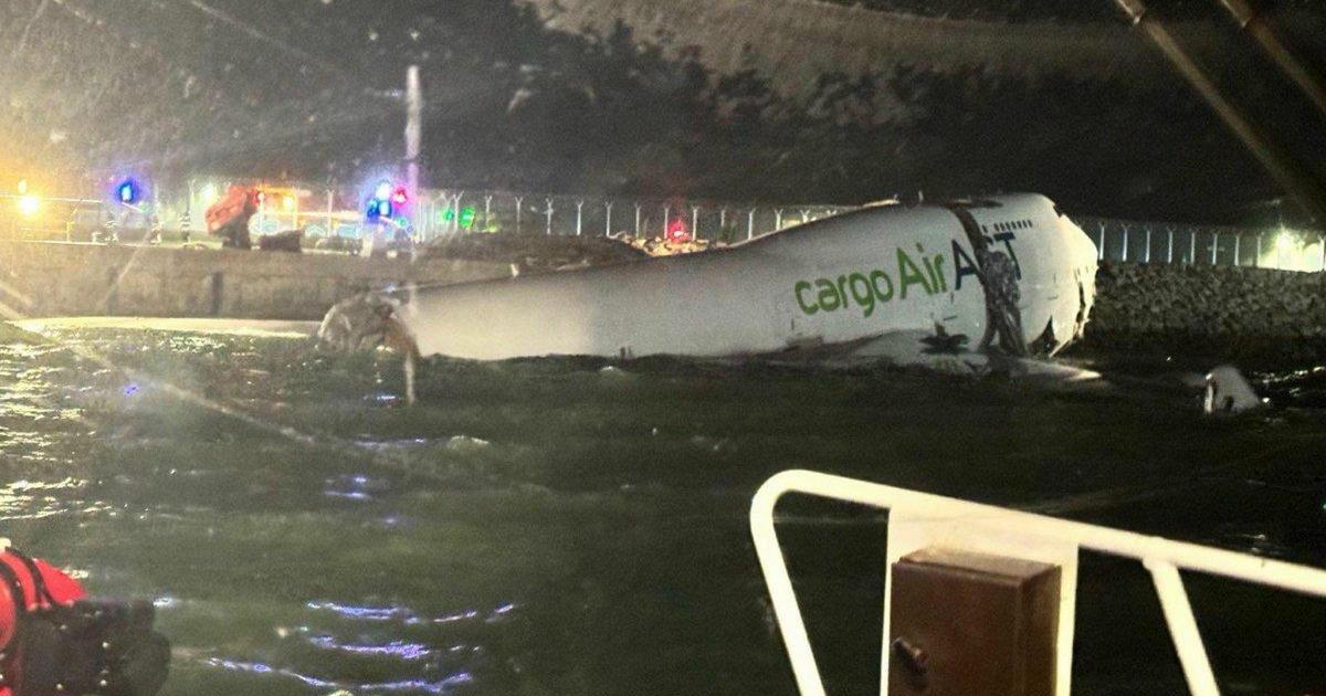 Hong Kong. Aereo cargo esce fuori pista, due morti