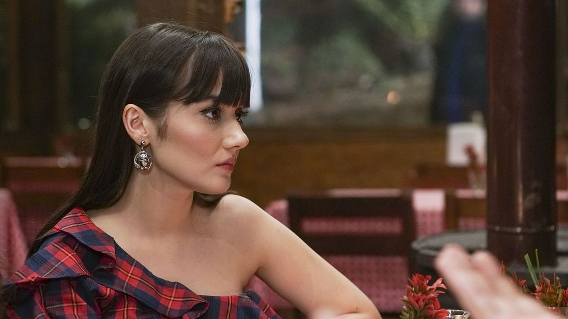 Sevda Erginci (Zeynep) in una scena di Forbidden Fruit 2