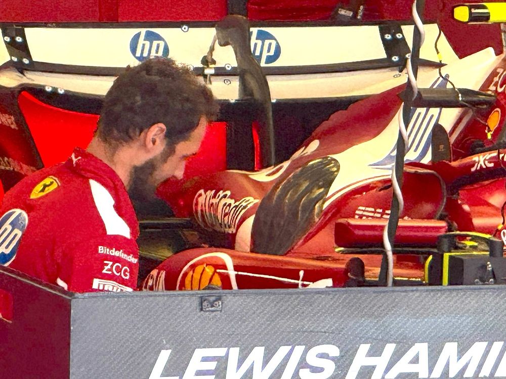 Ferrari SF-25: si nota l'ala posteriore da massimo carico e lo sfogo dell'aria calda