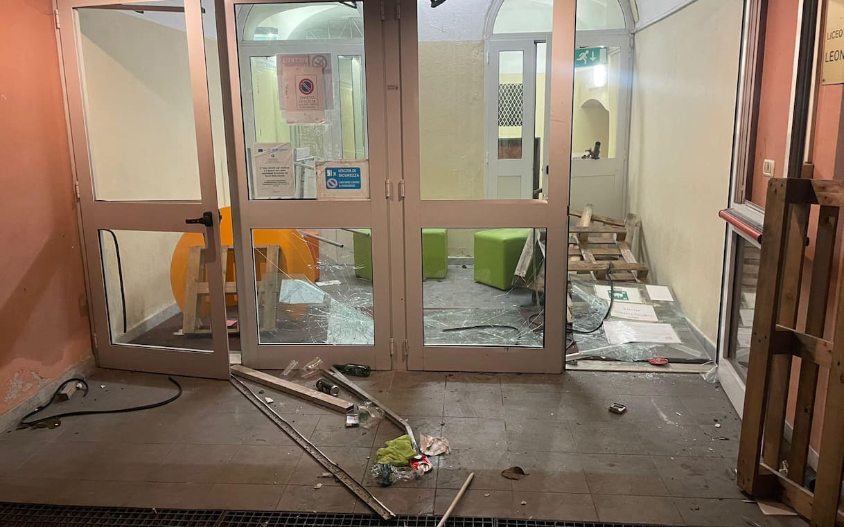 Genova, assalto al liceo Da Vinci occupato dagli studenti: aule devastate con spranghe