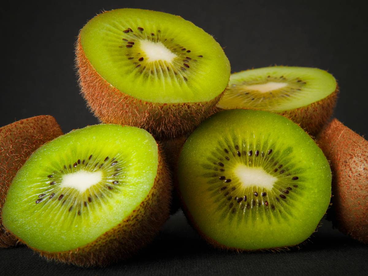 Kiwi, consumarne due prima di andare a dormire migliora il riposo (questo e altri benefici)