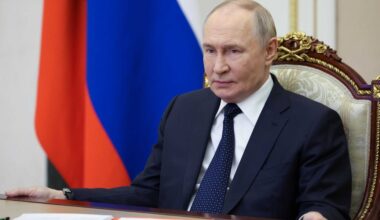 Mosca apre agli States e insulta la Ue