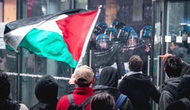 "Nessuna tregua per voi". Pro Pal assaltano la stazione di Porta Susa a Torino: respinti