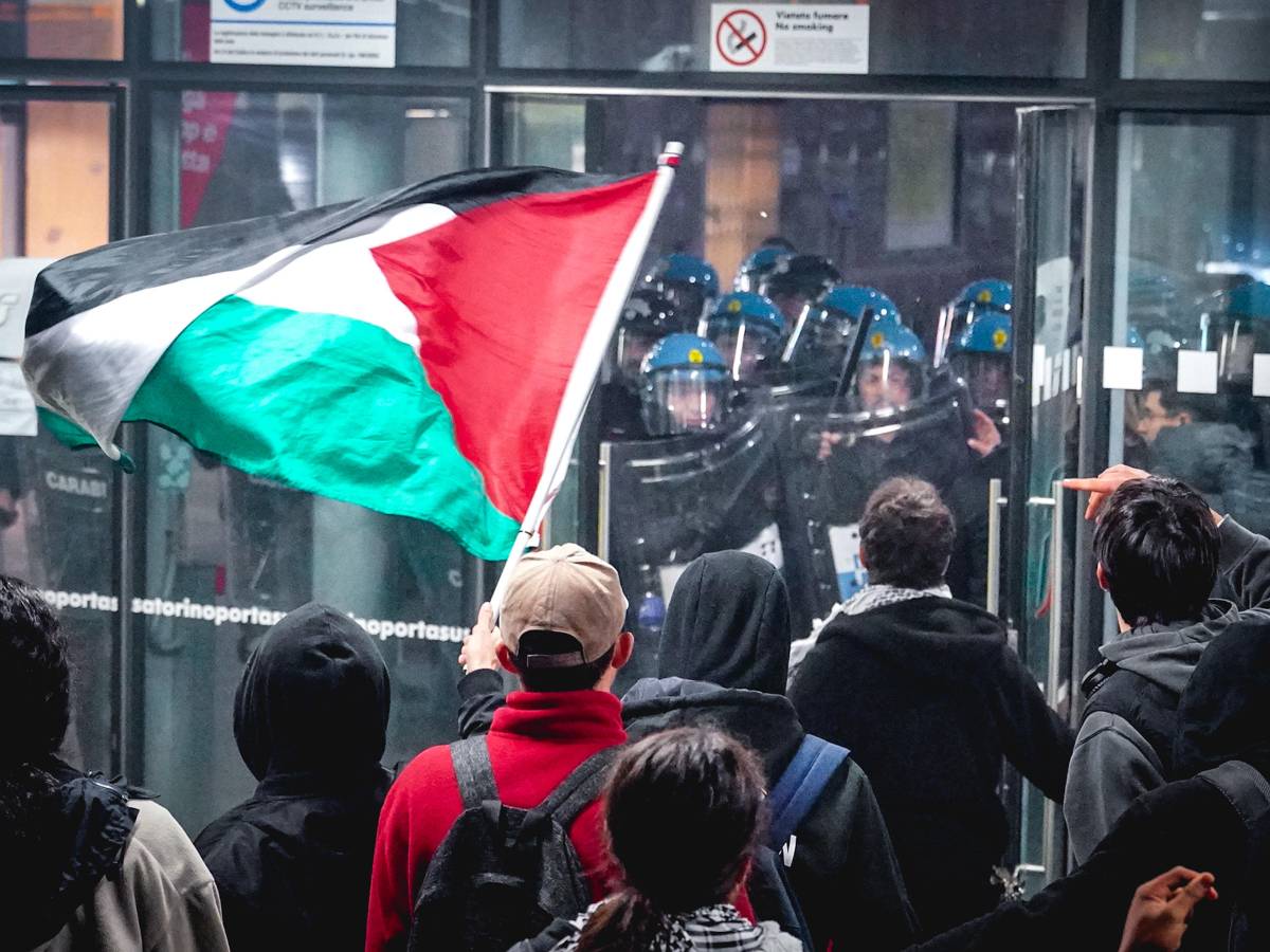 "Nessuna tregua per voi". Pro Pal assaltano la stazione di Porta Susa a Torino: respinti