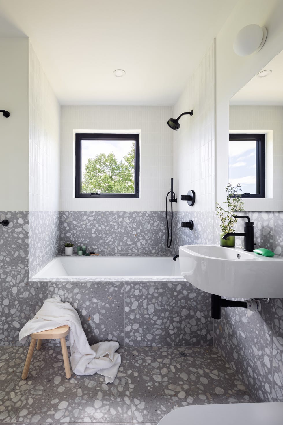 casa cabana de madera de cedro cubo negro que cambia y esta en lo alto de una colina