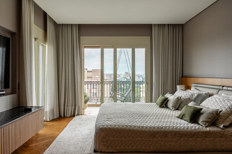 paneles pivotantes de madera definen los espacios de esta casa que ha mantenido algunos de sus elementos originales y tiene un balcon precioso