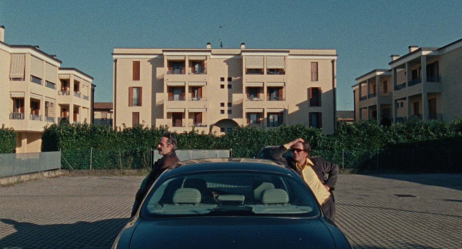 Le città di pianura al cinema è arrivato un film italiano che è un caos narrativo irresistibile