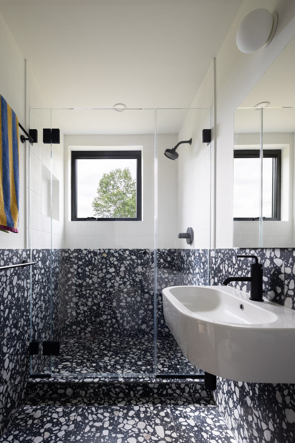 casa cabana de madera de cedro cubo negro que cambia y esta en lo alto de una colina