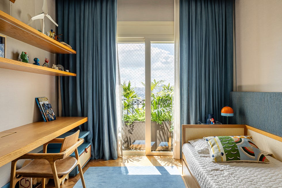 paneles pivotantes de madera definen los espacios de esta casa que ha mantenido algunos de sus elementos originales y tiene un balcon precioso