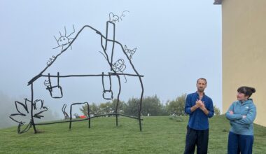 Scarabocchio sul banco di scuola si trasforma in opera a Dogliani