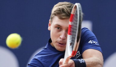 Tsitsipas si ritira, a Vienna Musetti esordisce con Medjedovic - Tennis