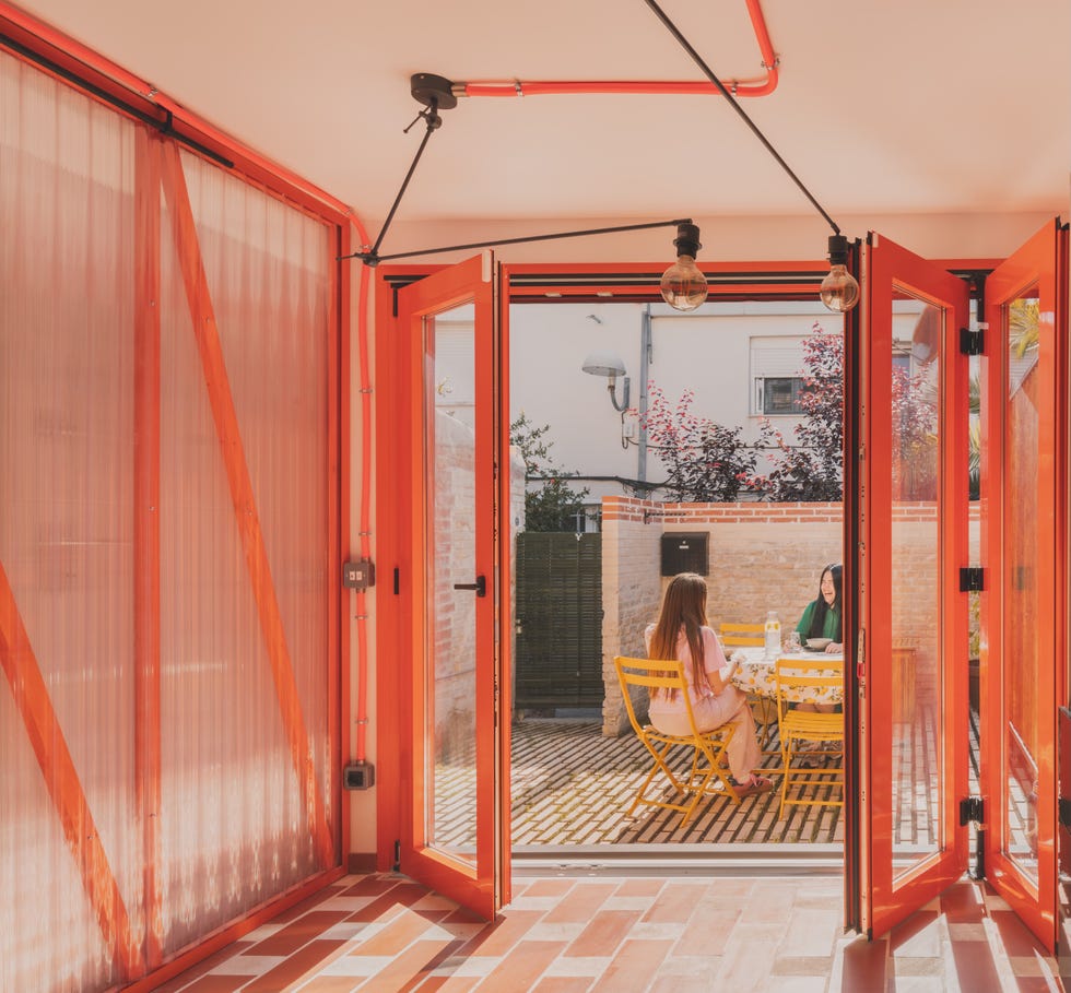 dos mamas, dos gemelas y hasta una coneja viven en esta bonita casa naranja y verde rehabilitada en el barrio de fuencarral