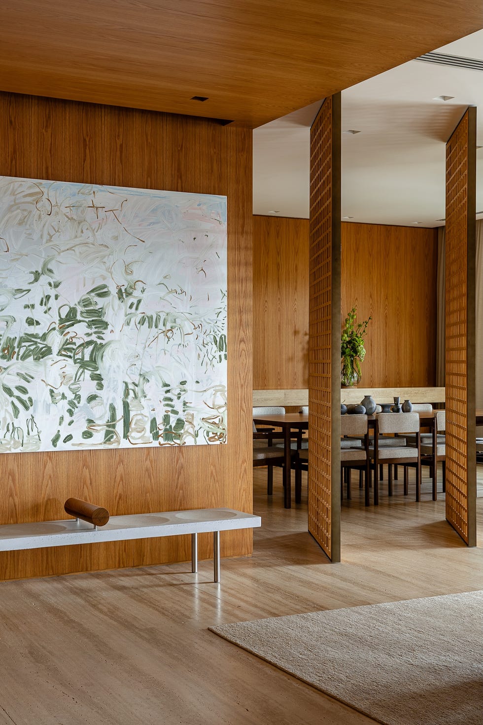 paneles pivotantes de madera definen los espacios de esta casa que ha mantenido algunos de sus elementos originales y tiene un balcon precioso