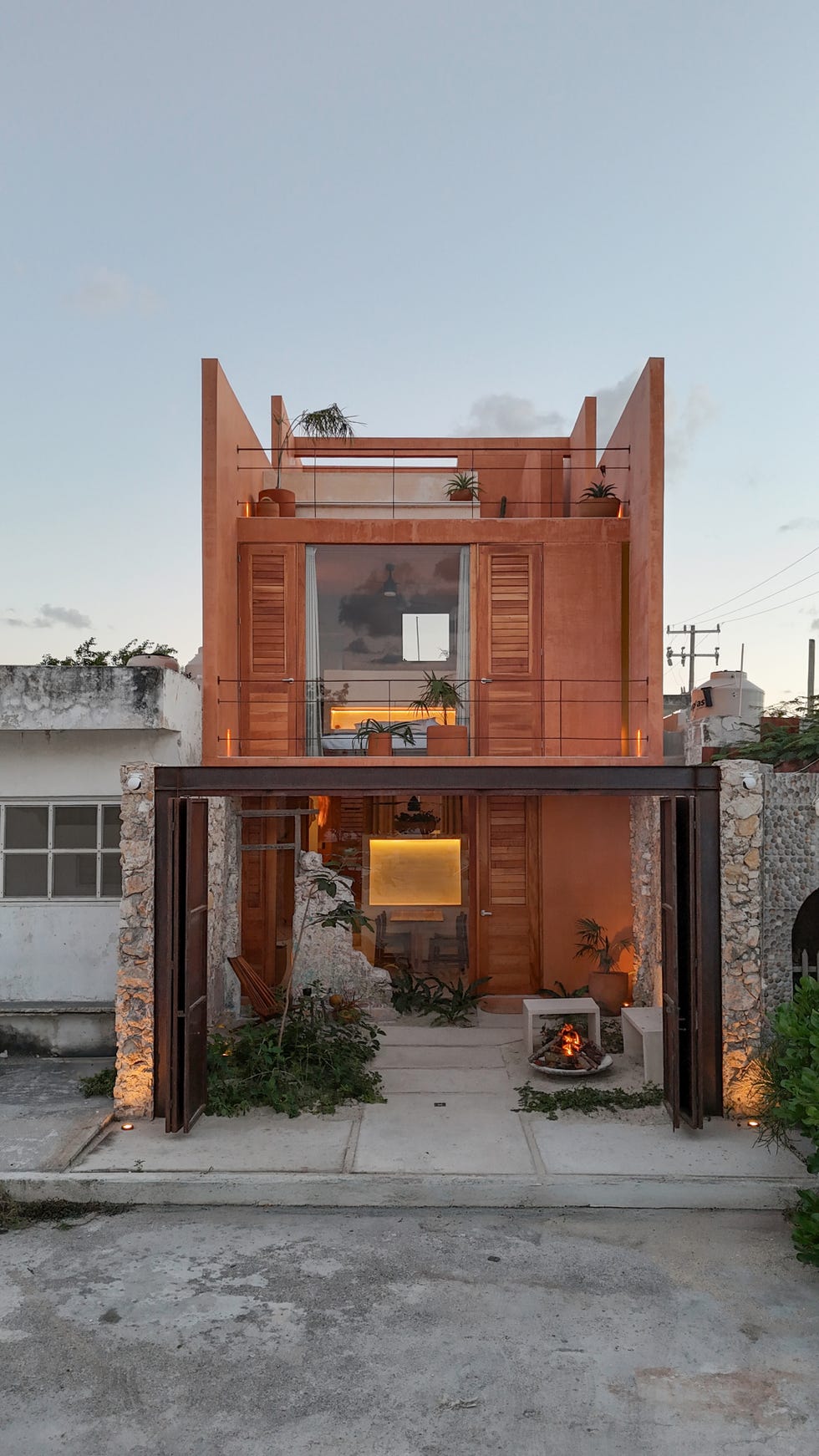 casa de yucatan recibe con jardin, dos alturas y dos piscinas, una en un patio y otra en la azotea