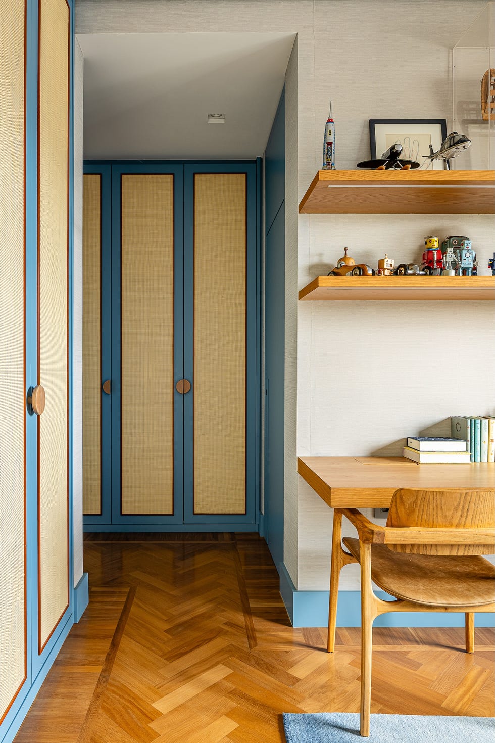 paneles pivotantes de madera definen los espacios de esta casa que ha mantenido algunos de sus elementos originales y tiene un balcon precioso