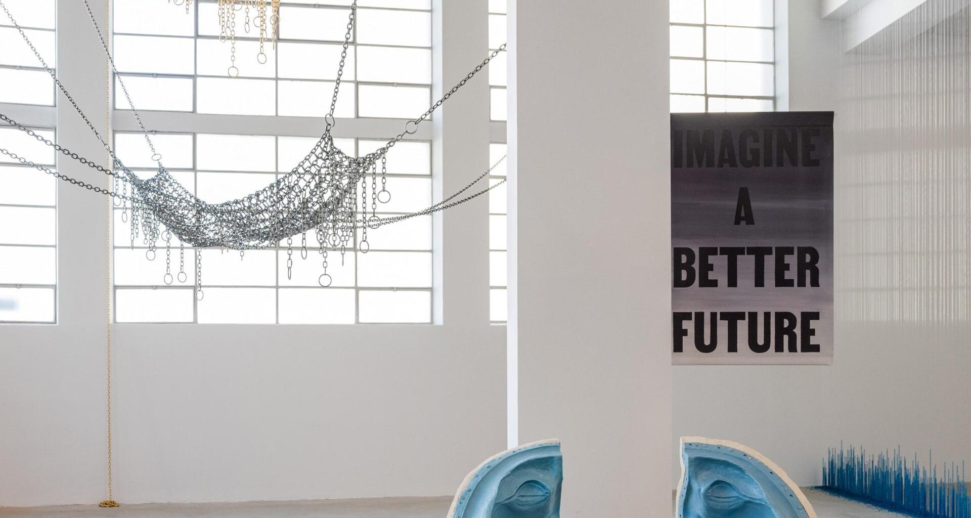 Monica Bonvicini: nell’arte ci vuole sarcasmo, senza restiamo deficienti. L’AI? Come il cartongesso