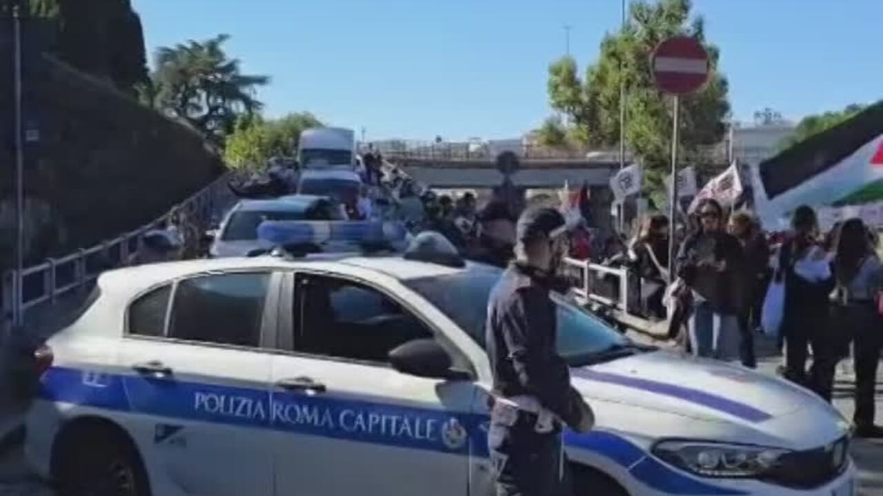 A Roma il corteo per la Flotilla conquista la tangenziale: la Questura autorizza, gli organizzatori: "SIamo 300.000"