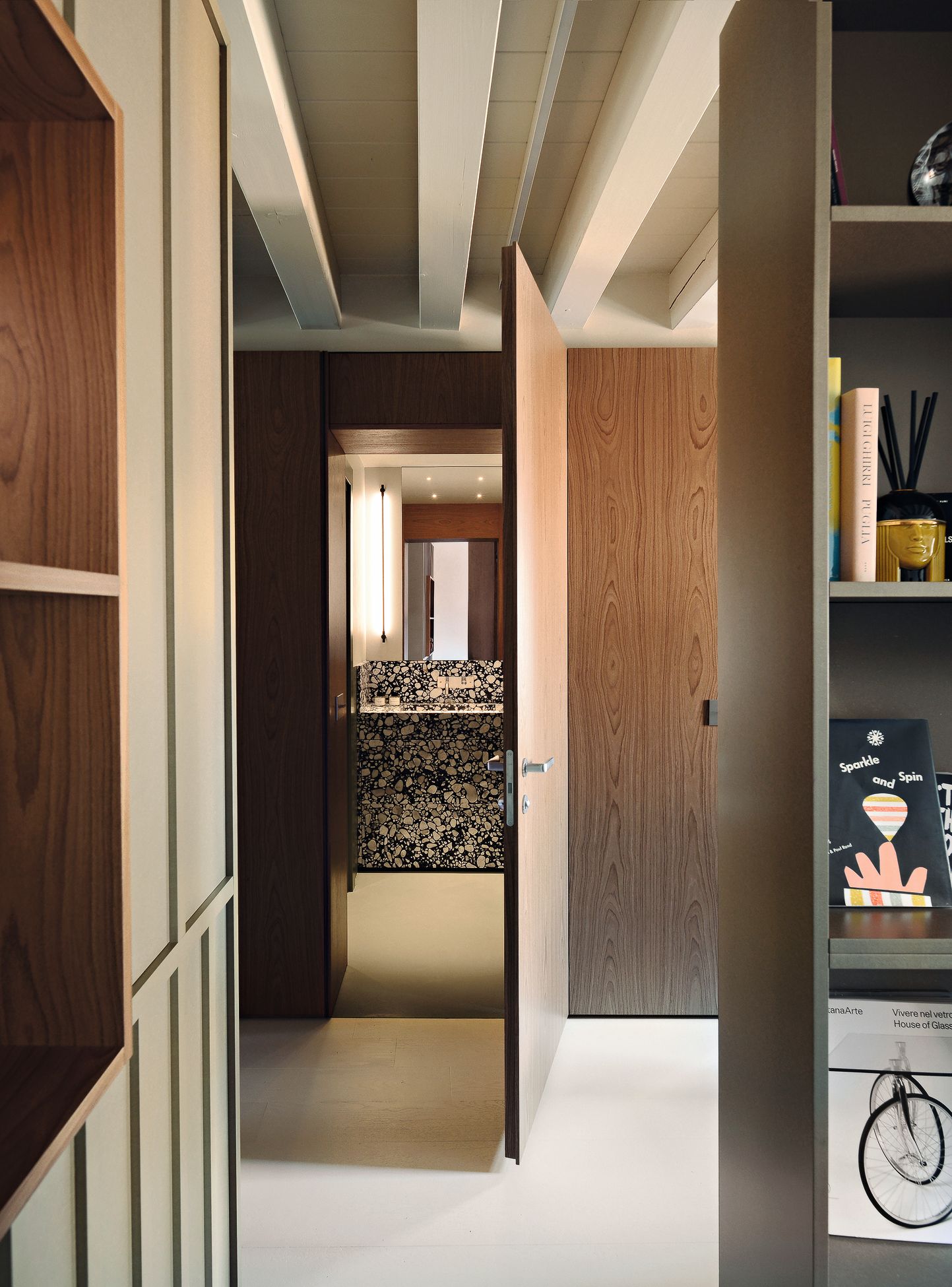 Libreria corridoio porta in legno bagno