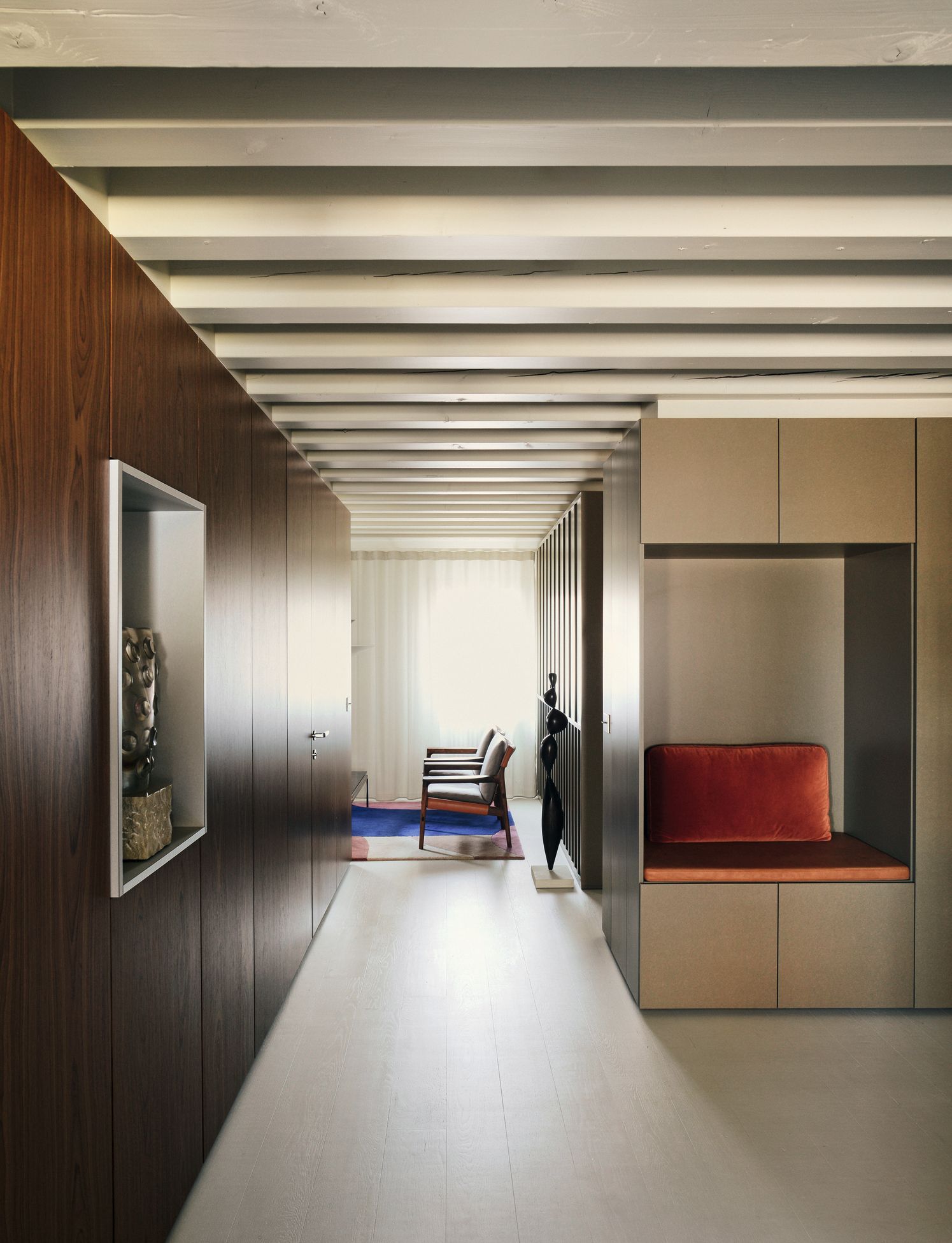 Ingresso parete in legno nicchia modulo in metallo seduta in velluto arancione poltrone tappeto colorato casa a Venezia