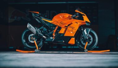 KTM 990 RC R 2026: lei è l'erede della RC8. Ecco il prezzo [VIDEO E GALLERY] - News