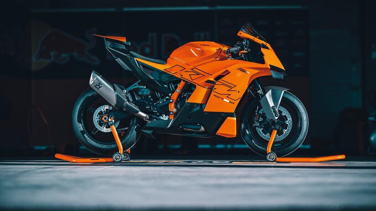 KTM 990 RC R 2026: lei è l'erede della RC8. Ecco il prezzo [VIDEO E GALLERY] - News