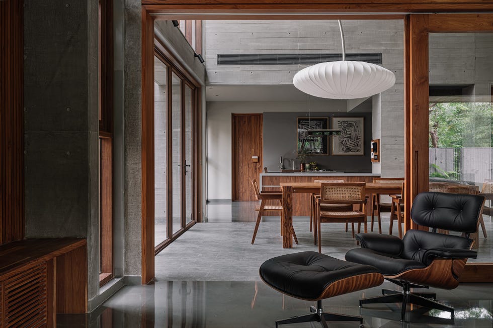 interno brutalista con lounge chair degli eames