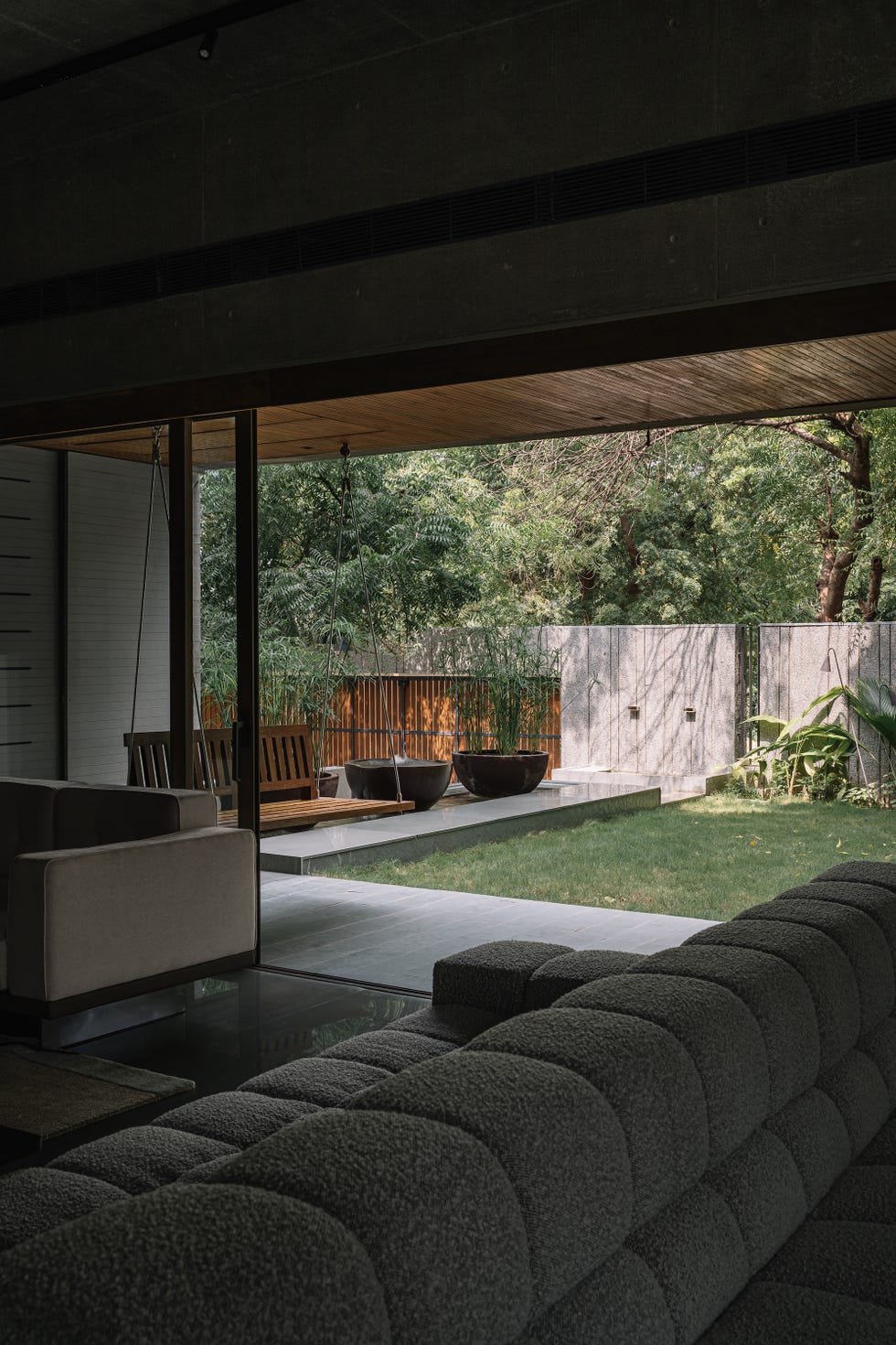 living che si apre sul giardino tropicale