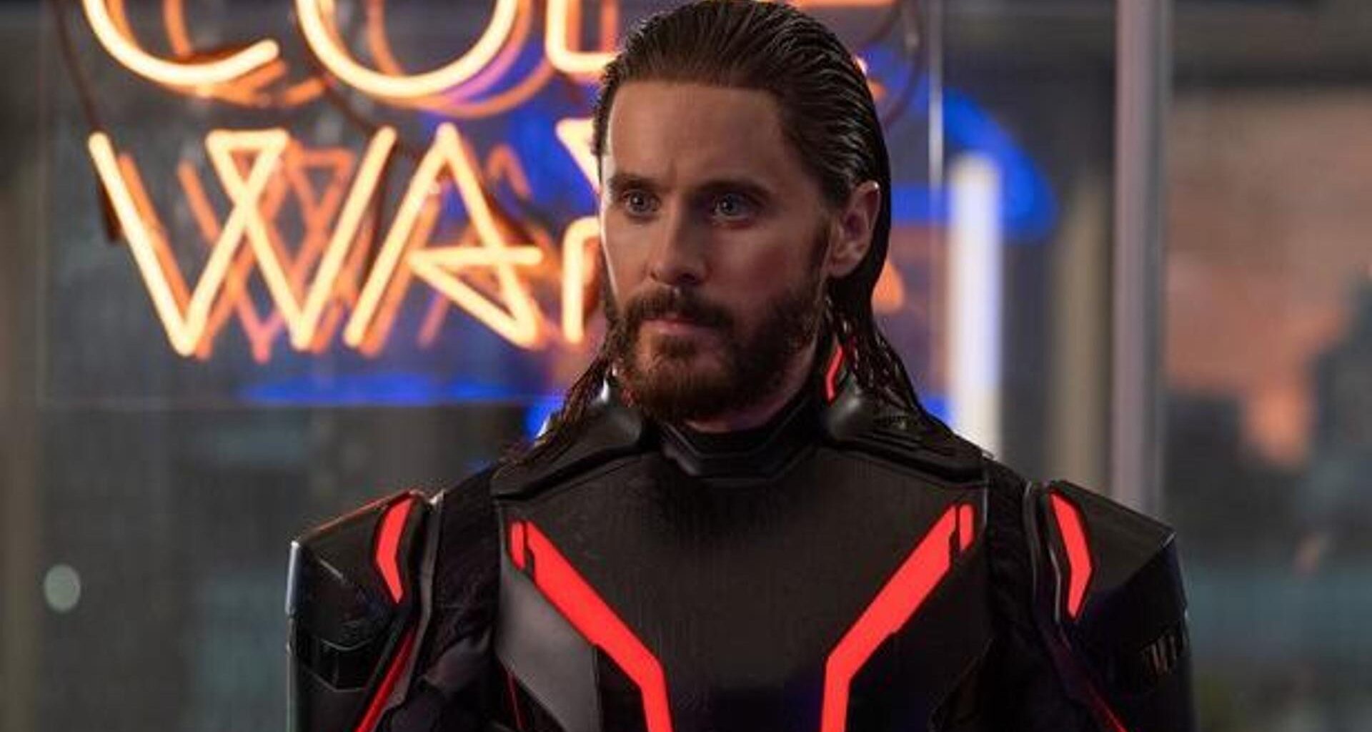 Jared Leto protagonista in Tron: Ares. “Lo showbiz è una sfida all’eternità”