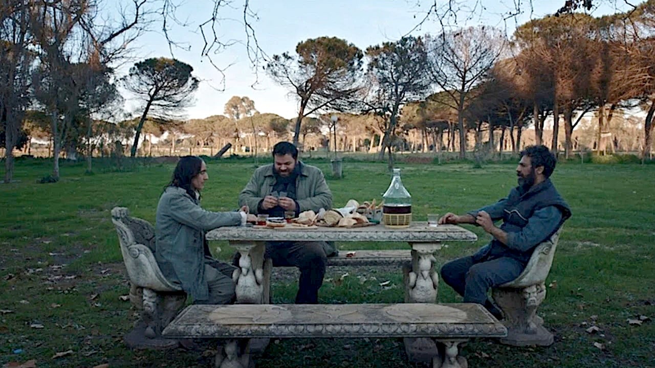 L'Attento: sfruttamento, resilienza e coraggio di cambiare nel corto WeShort Originals da vedere ora su Comingsoon.it